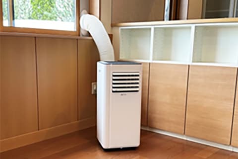 コメリ、工事不要でどこでも使える移動式エアコン 面倒な水捨て不要