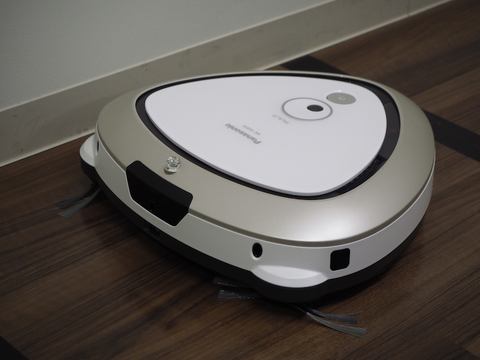パナソニック、部屋のキワまで掃除するロボット掃除機「ルーロ」の集塵