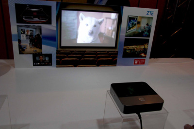 小型プロジェクターにLTE対応のAndroid搭載「モバイルシアター