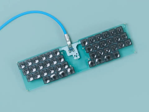 左右セパレートの自作キーボードキット「Gravity45」。キースイッチ