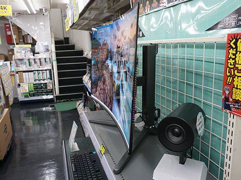 量子ドット有機ELパネル採用の32インチ曲面ゲーミングモニター「Titan