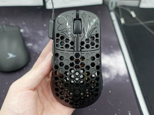 カーボン複合材採用の軽量ゲーミングマウス「UNIUS Black Lotus