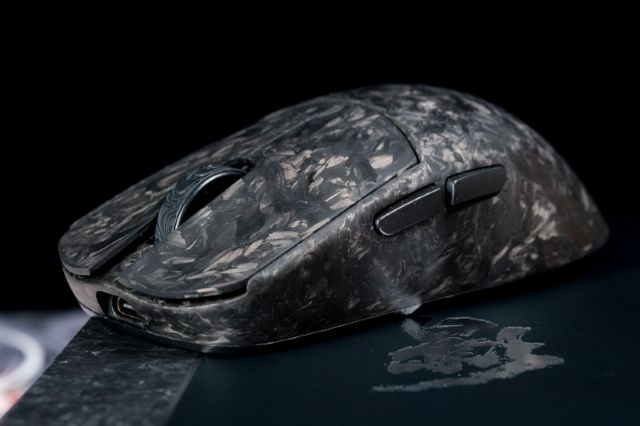 鍛造カーボンで“世界に一台”の模様を持つゲーミングマウス「WLMOUSE