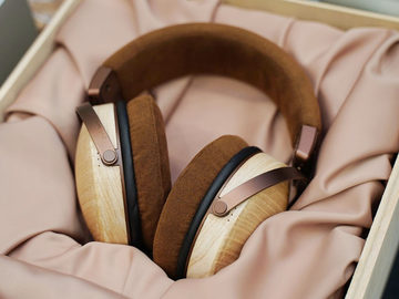 Unique Melody“究極の”「MAVERICK II Re;」、桐を使ったヘッドフォンが