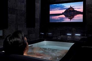 LIXIL、浴室で32型テレビ視聴とネット動画を楽しめる新「SPAGE」。足湯