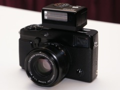 富士フイルム、「Xシリーズ」向けのクリップオンストロボ - デジカメ