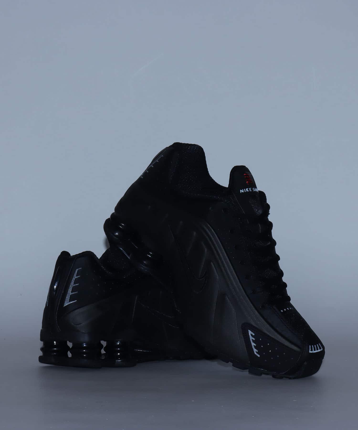 NIKE SHOX R4 BLACK/BLACK-BLACK-BRIGHT CRIMSON（ナイキ ショックス