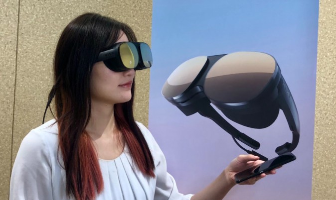 HTCの新VRグラス「VIVE Flow」の使い心地は？ 先行体験で気づいたこと