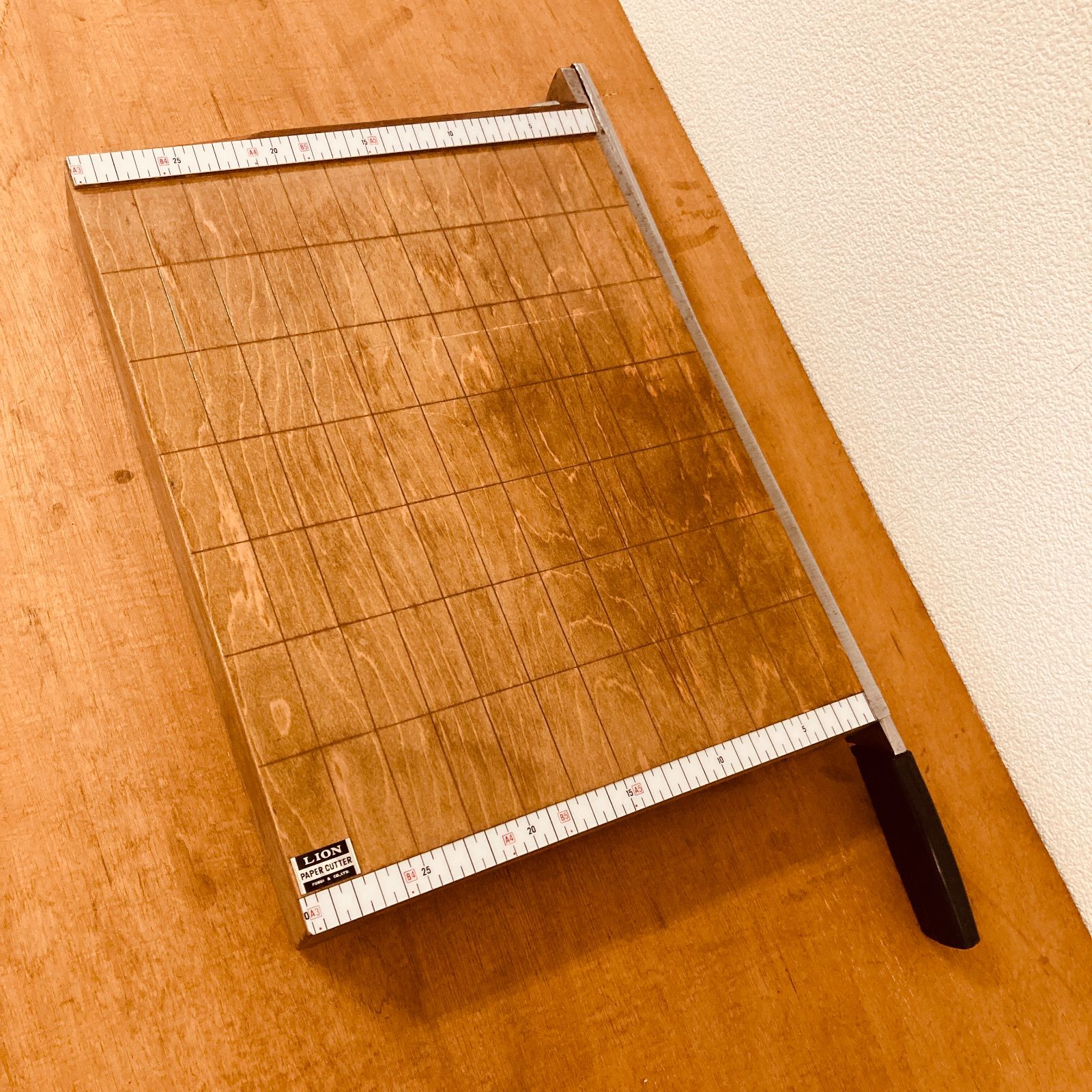 昭和レトロ LION ペーパーカッター 裁断機 押し切り式 - メルカリ