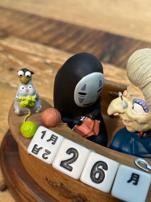 ジブリ 千と千尋の神隠し 卓上 万年カレンダー 銭婆・カオナシ - メルカリ