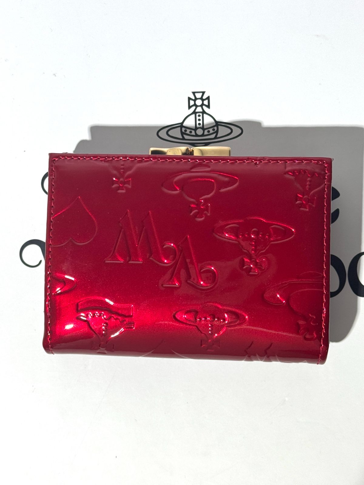 赤いエンボス加工三つ折り財布 - メルカリ