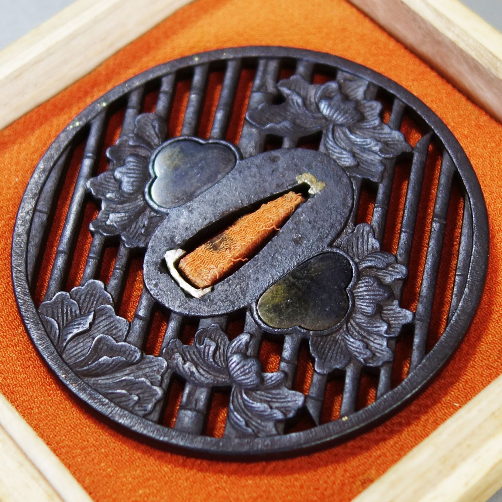 骨董逸品【竹斜格子に牡丹花透鍔 鉄地】(鍔箱・布団付き) 日本刀 刀