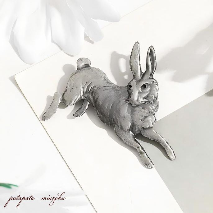 ウサギ ブローチ アンティークシルバー ペンダント ピンバッジ ピンズ