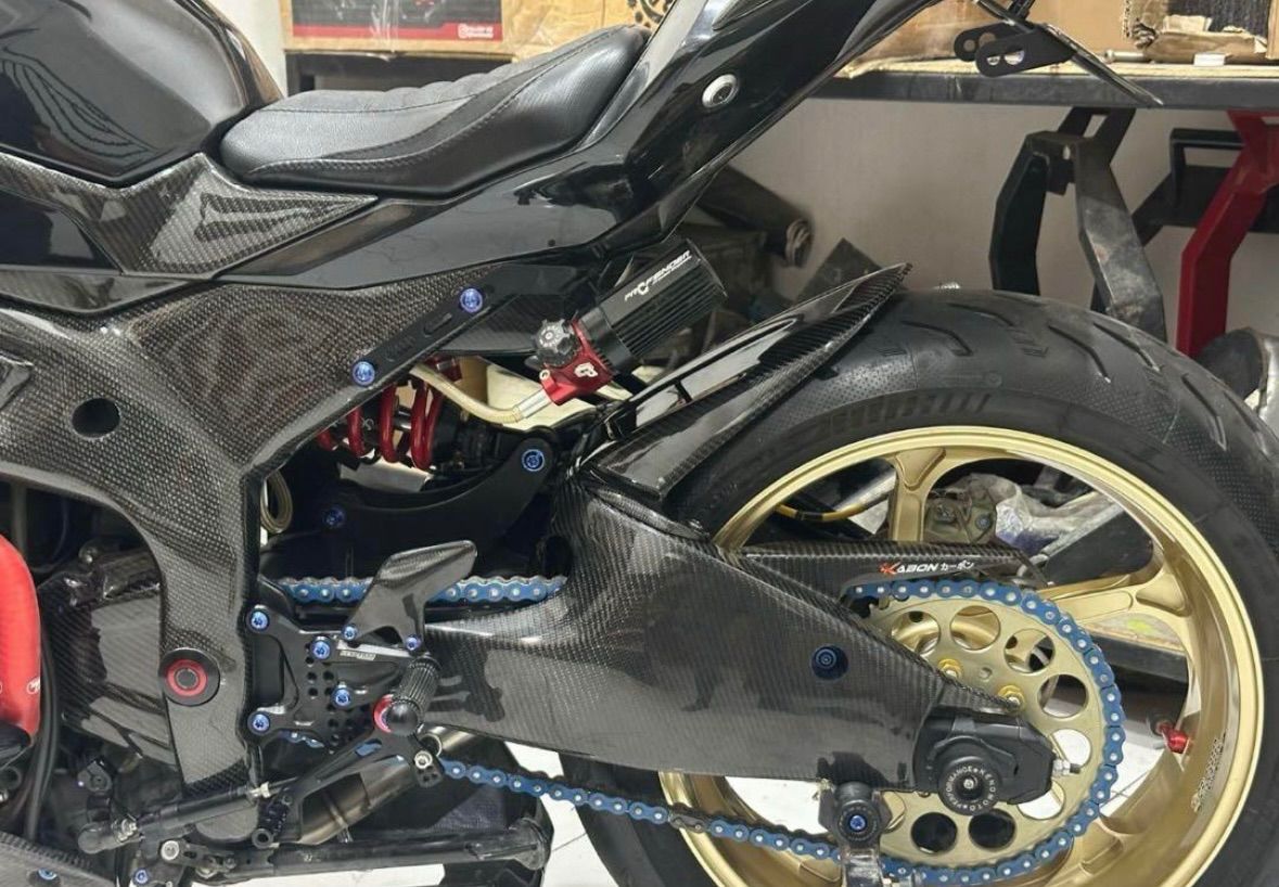 ZX25R カーボンリアフェンダースイングアム(ZX6R風) - メルカリ