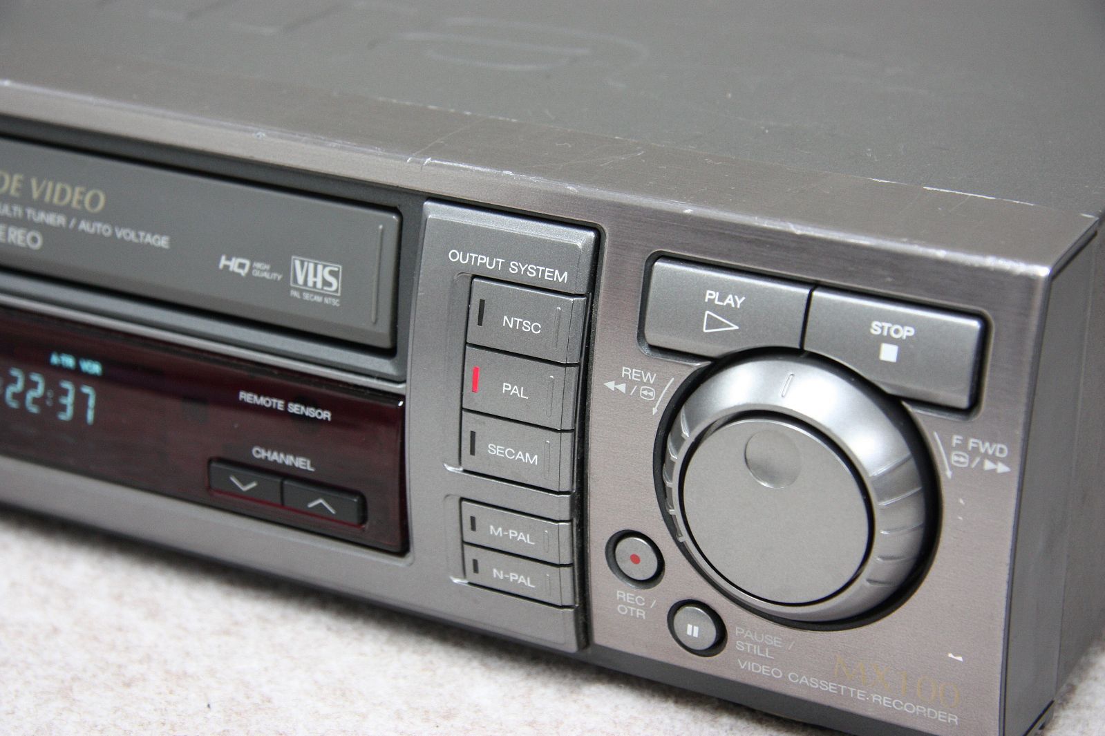 AIWA ワールドワイドVHSビデオデッキ NTSC/PAL/SECAM対応HV-MX100