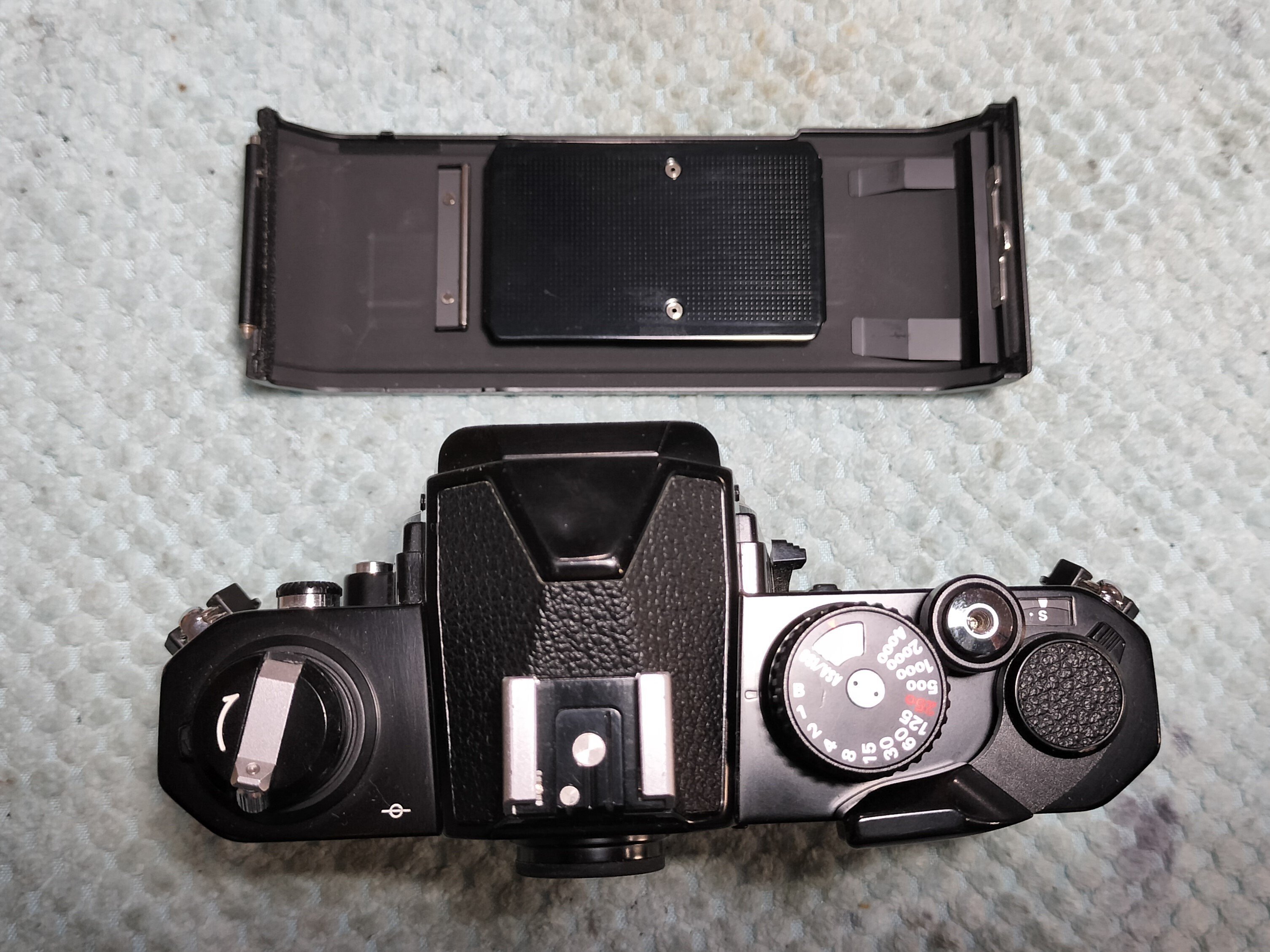 Nikon F3、NEW FM2、レンズ2本、レンズケースの空箱 Nikon F3、NEW FM2