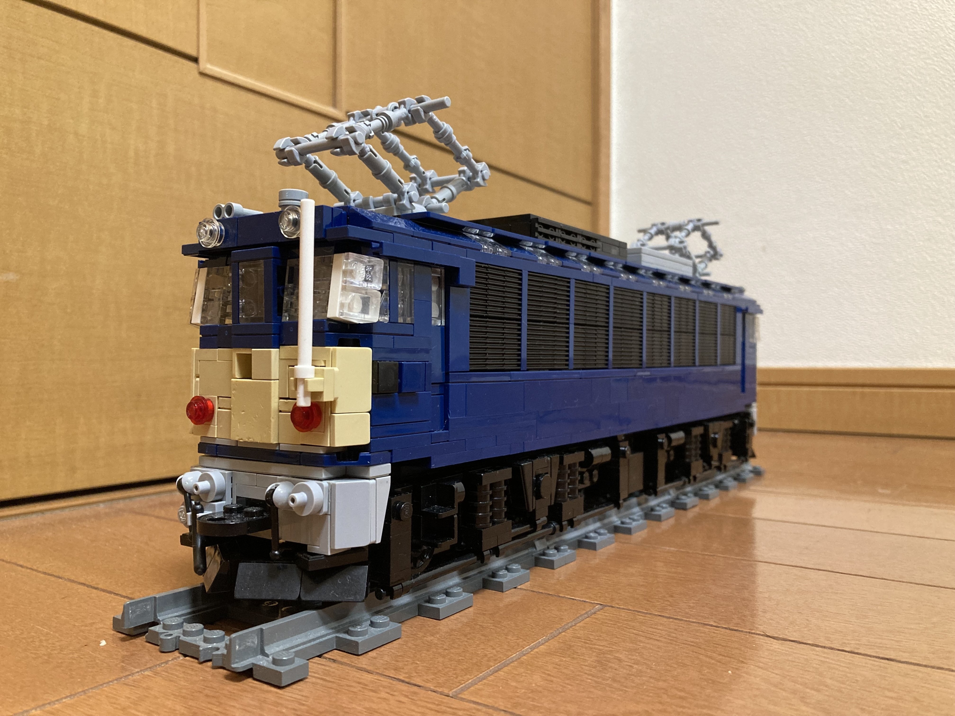 レゴで製作する国鉄電気機関車EF62(Cアンテナ付き)｜Euro