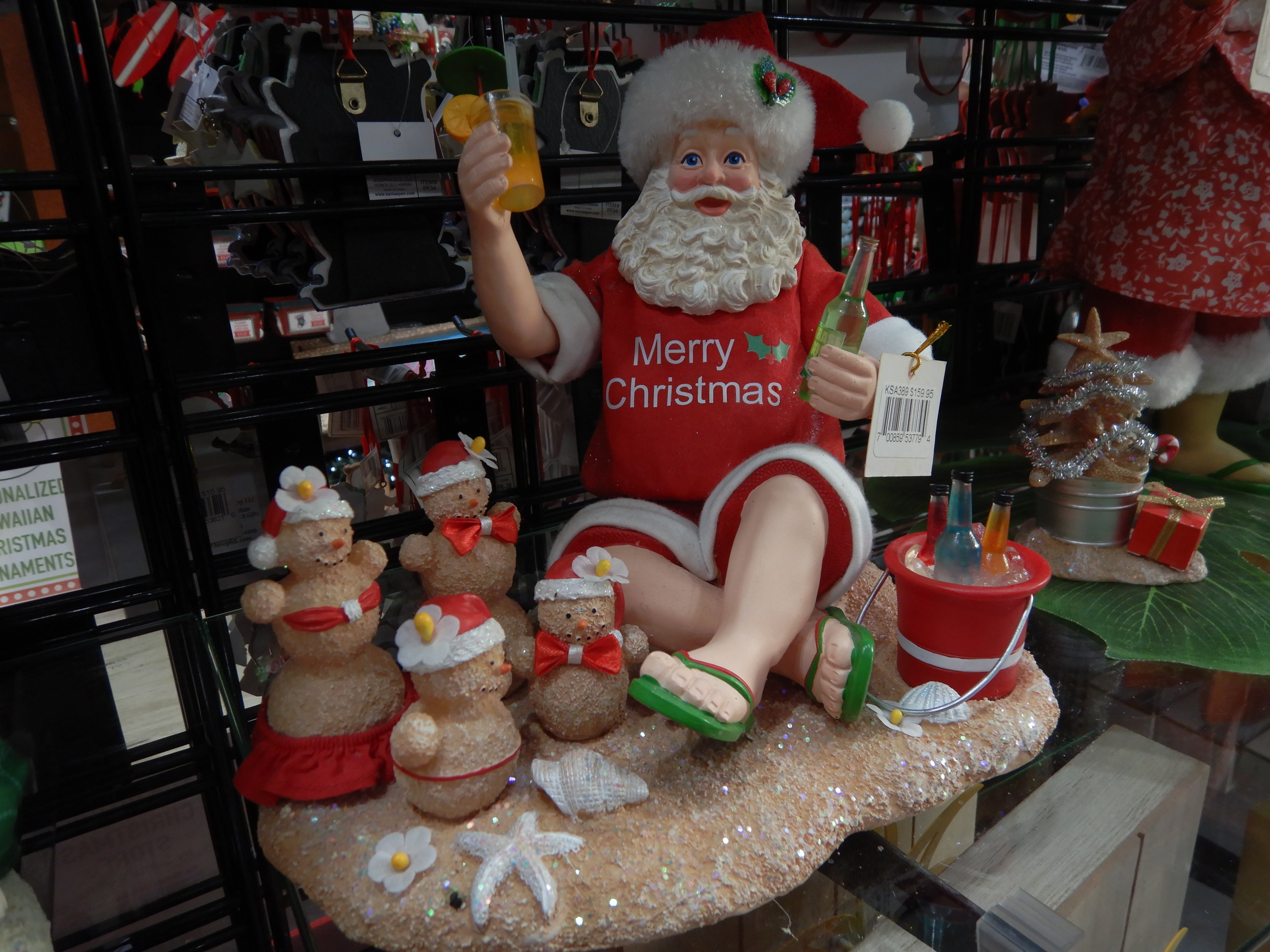 ハワイのサンタクロースは、アロハシャツにビーチサンダルでリラックス