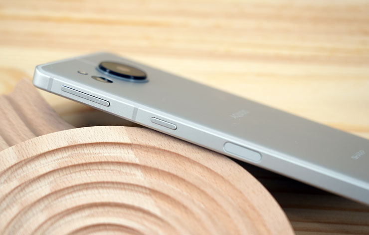 SHARP AQUOS sense7 plus 開箱體驗：日系質感、手感輕薄、優異螢幕與大