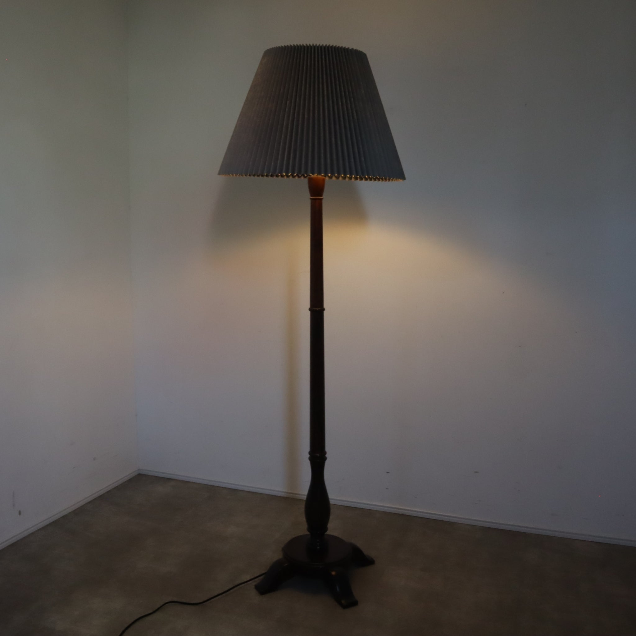 松本民芸家具 A型フロアスタンド（和紙シェード・グレー） – バナル