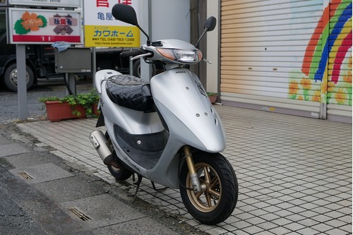 スタイリッシュなデザインに映えるエナメルシート☆【HONDA】ライブDIO