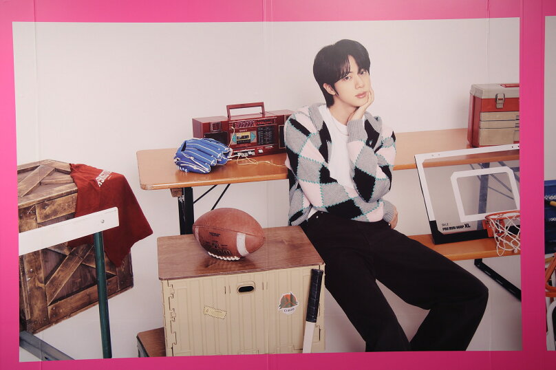 BTS JINのポップアップストアをレポート！ 等身大パネル、実寸“JIN