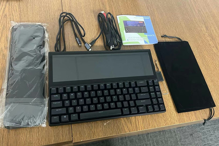 Kwumsy、12.6インチのタッチスクリーンディスプレイが一体化した