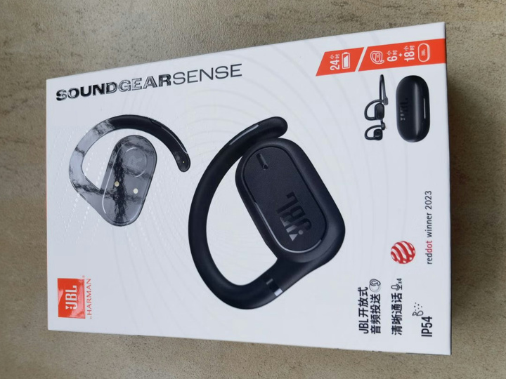 JBL、イヤーフックが柔軟に調整できる自身初のオープンイヤー型完全