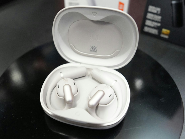 JBL、第3作目で最上位モデルとなるLDAC対応のオープンイヤー型完全