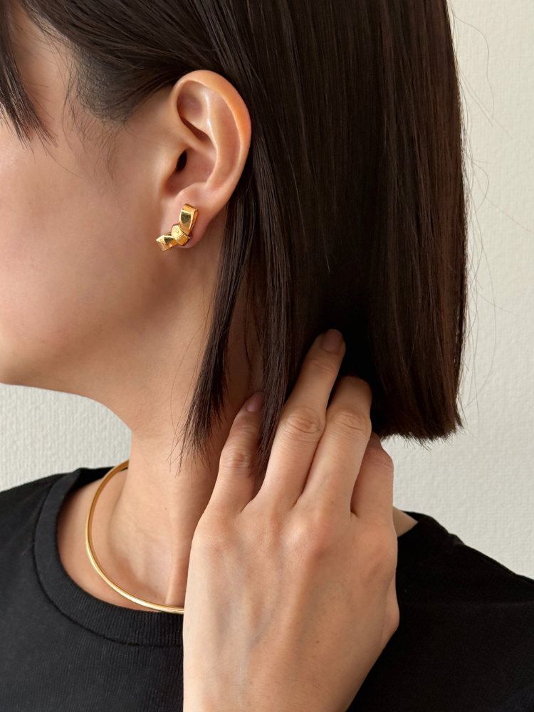 ANNIKA INEZ アニカイネズ PETIT CRAVAT STUDS ピアス – CALIDA