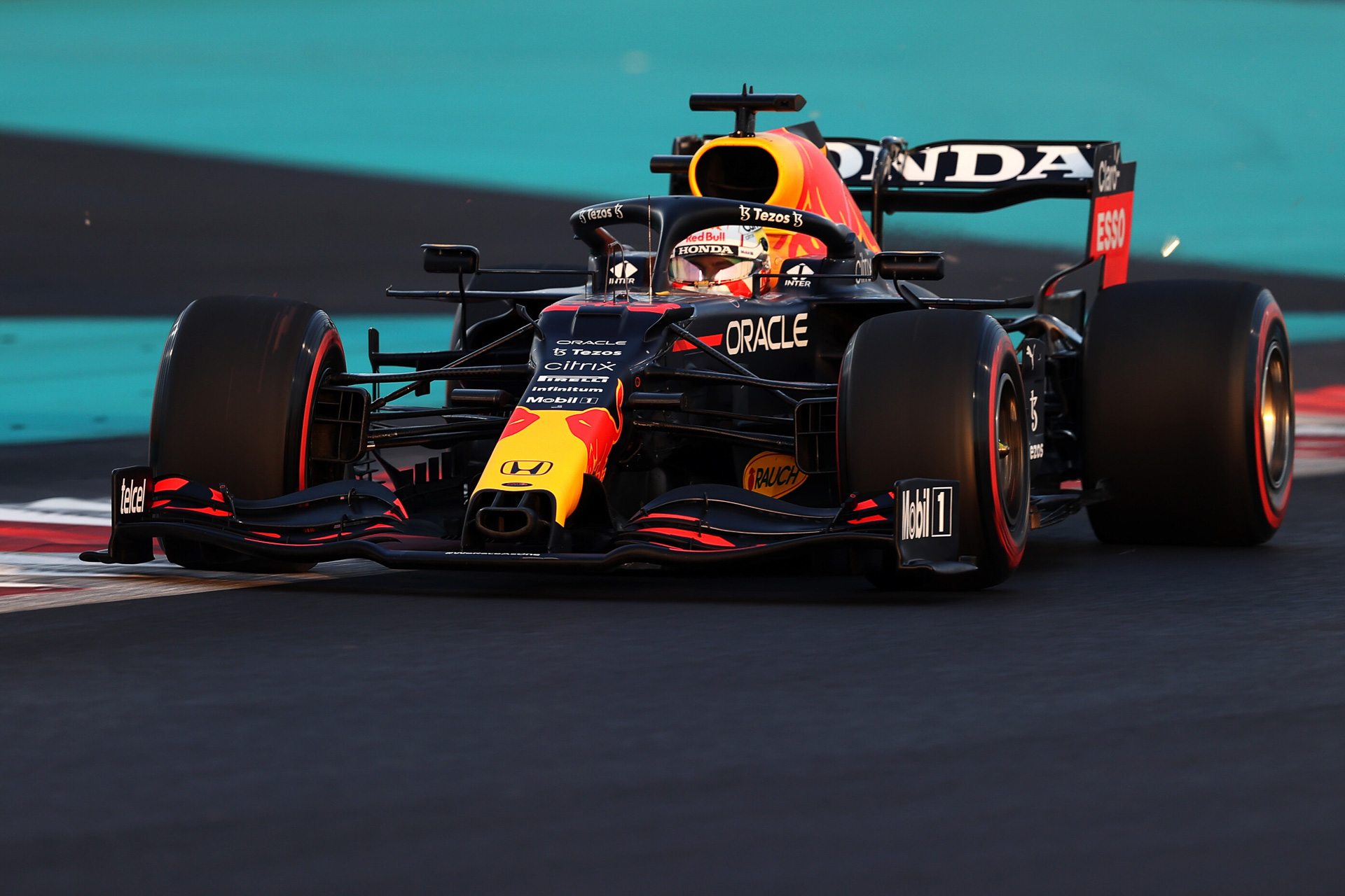 F1初タイトルに向けレッドブル・ホンダのフェルスタッペンがポール