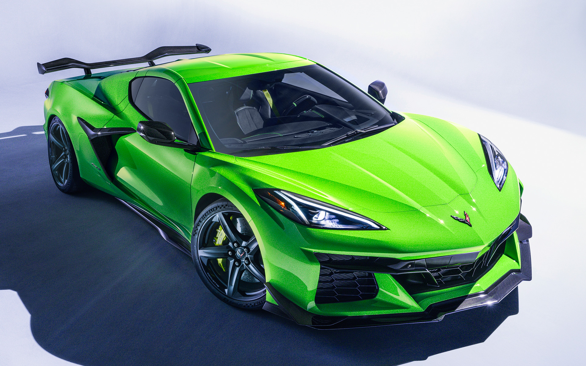 GM、ミントグリーンのシボレー「コルベット ZO6」とXSULLOのNFT作品を