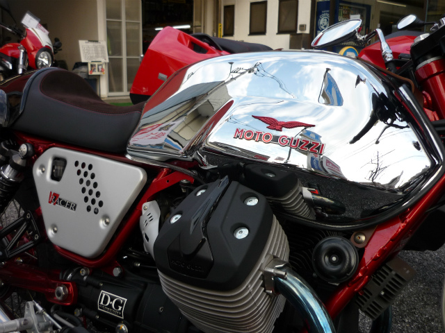 MOTO GUZZI・タンクエンブレムV7Racer用（赤、MY13）2枚SET