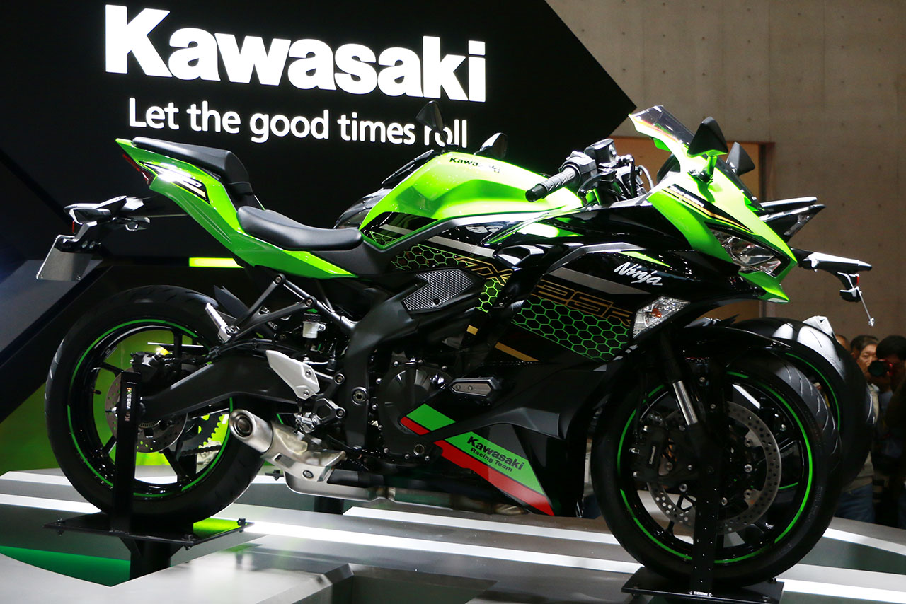 SBKライダーのレイとロウズ、4気筒250ccのカワサキ『ニンジャZX-25R