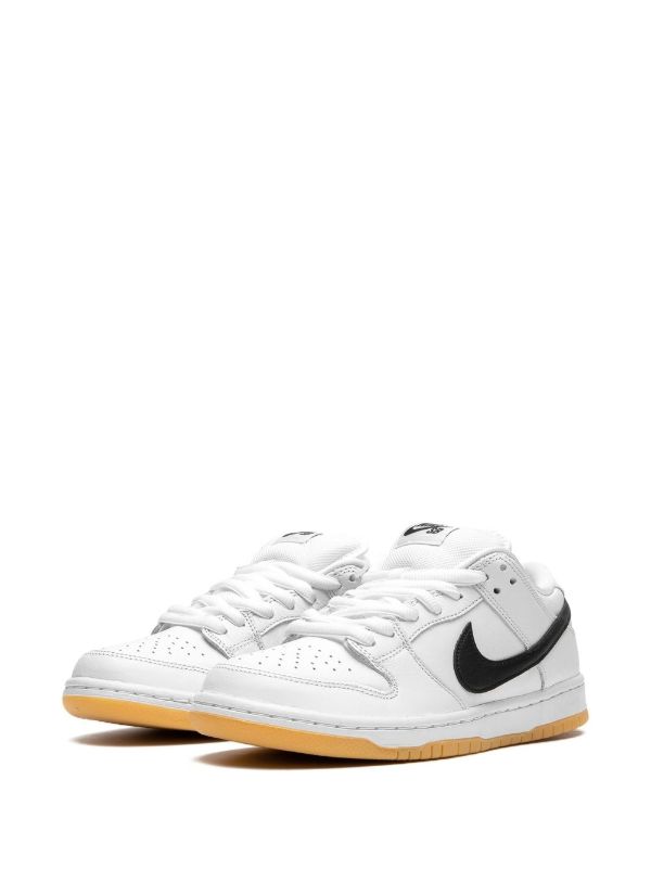 Nike SB Dunk Low “White Gum” スニーカー | ホワイト | FARFETCH JP