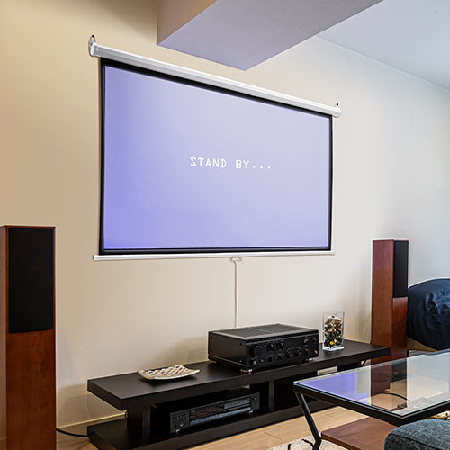 80インチ 吊り下げスクリーン／16:9／4K対応／PET素材で高画質