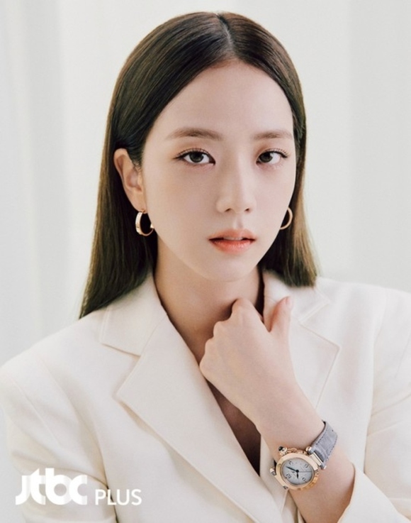 BLACKPINK ジス、上品なグラビアを公開…完璧すぎる美貌に釘付け - Kstyle