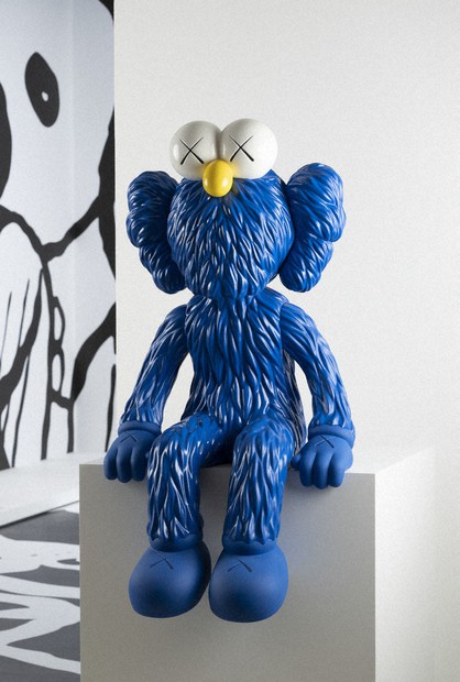 アートの扉：KAWS SEEING 350万人が支持する「×」 | 毎日新聞