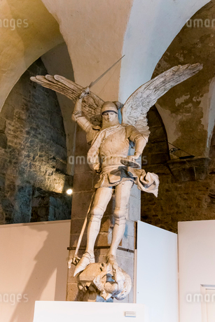 モンサンミッシェル修道院の大天使ミカエル像の写真素材 [FYI01708923