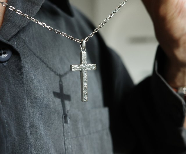 ハンマードテクスチャ 925スターリングシルバー製クロスネックレス