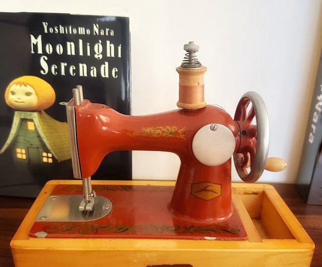 送料無料】台湾 1960 年のソ連時代のアンティーク小型ミシン pickers