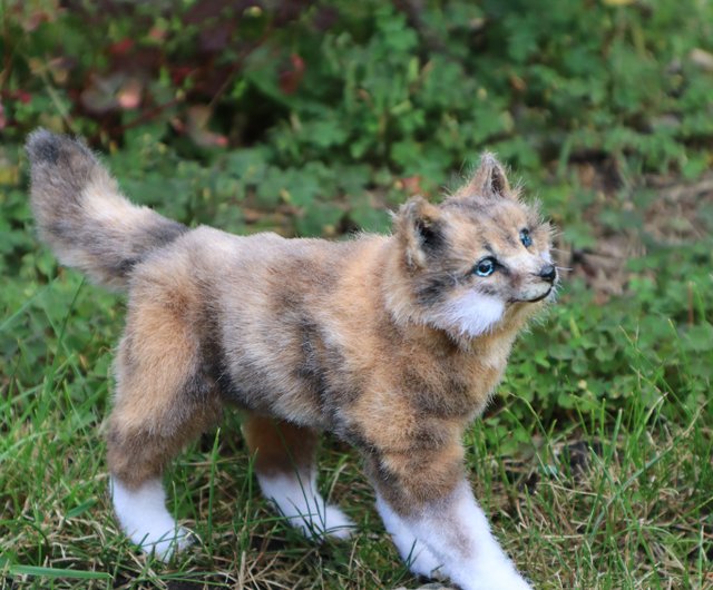 アゼルバイジャン オオカミの子リアルな動物のぬいぐるみ！ ポーズを