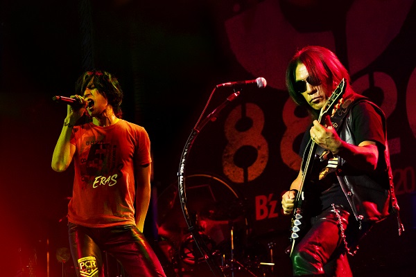 B'z｜初の配信ライブの映像作品『B'z SHOWCASE 2020 -5 ERAS 8820