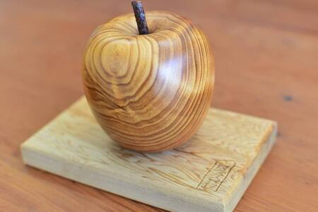 屋久杉 リンゴの置物（台付き）＜島屋工房＞ | 鹿児島県屋久島町