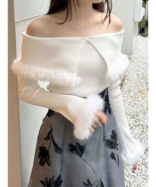 MERCURYDUO（マーキュリーデュオ）の「オフショルフェイクファーニット