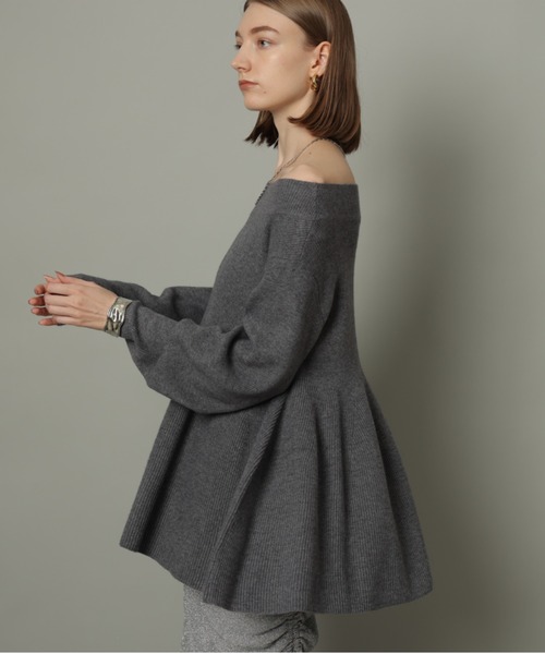 CADUNE（カデュネ）の「オフショルペプラムニット（ニット/セーター