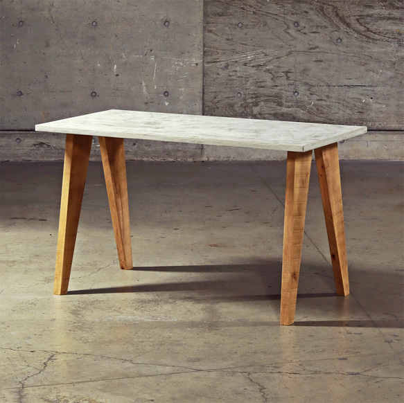 デスク｜ライトグレー｜パソコンデスク｜薄塗りモルタル｜三角脚