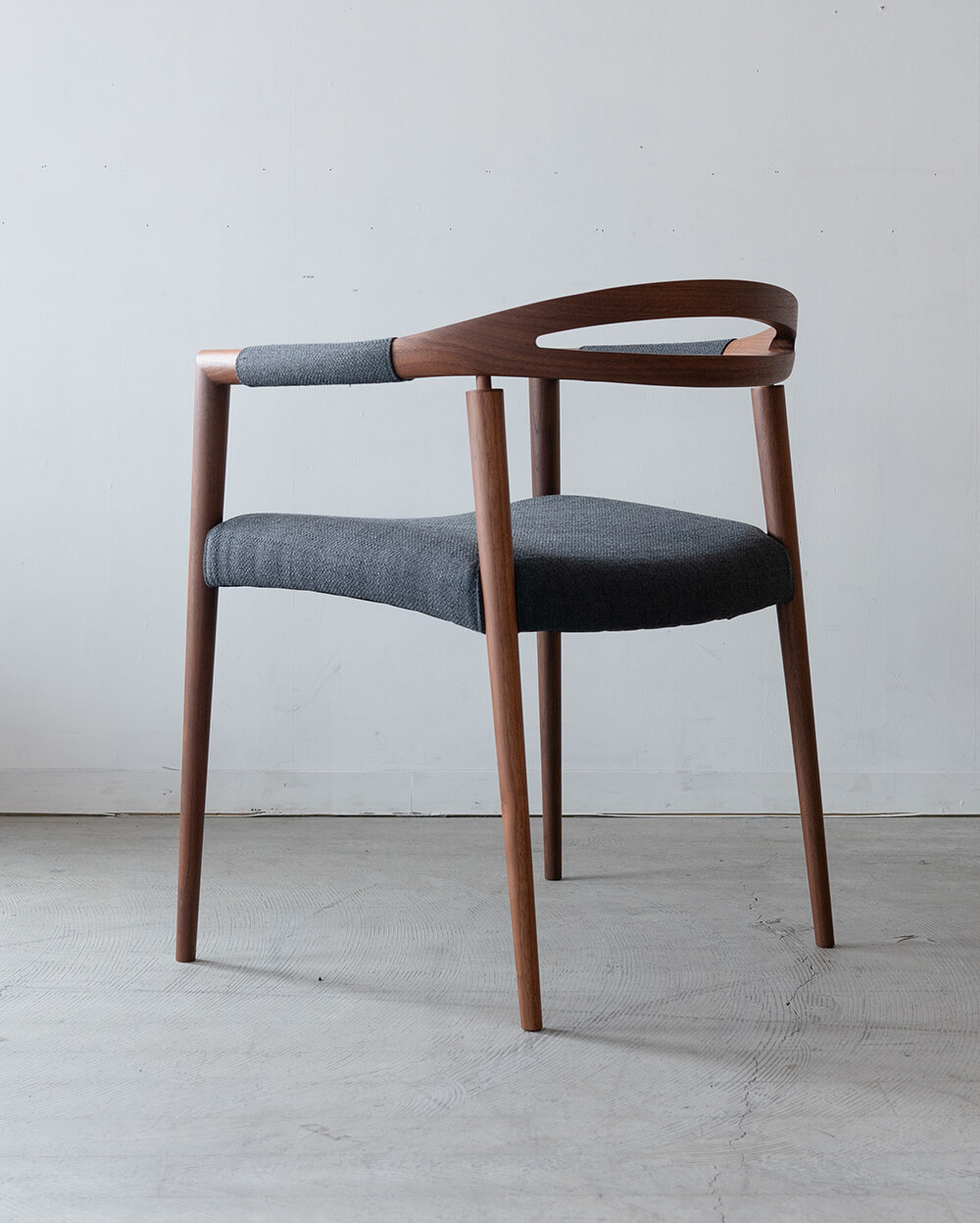 現品SALE］日進木工 アームチェア ウォールナット材 / ウレタン塗装