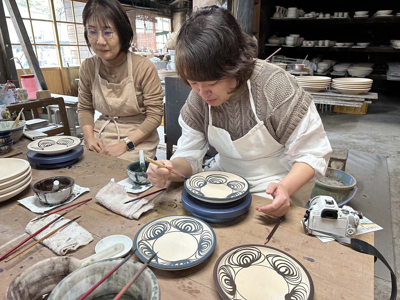 瀬戸・民藝】筆をはしらせる馬の目皿（20cm）絵付体験！民藝・柳宗悦が