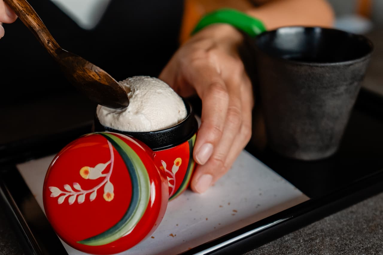 沖縄の人気飲食店のメニューを琉球漆器で愉しむ「CAFE 角萬」（那覇市